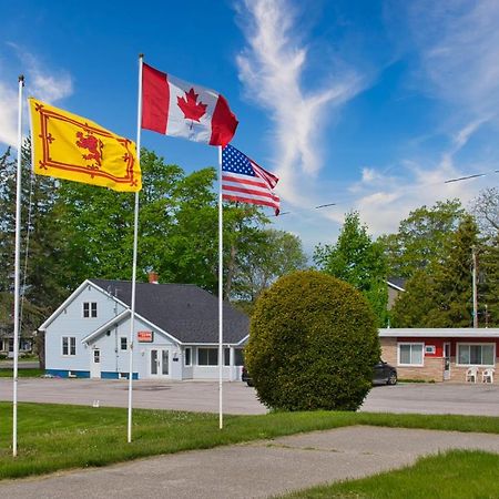 Maple Leaf Inn & Suites Кінкардайн Екстер'єр фото