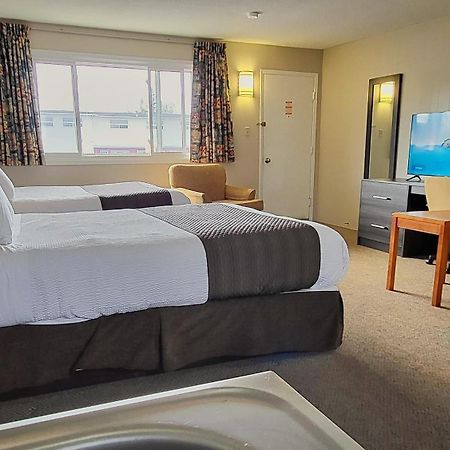 Maple Leaf Inn & Suites Кінкардайн Екстер'єр фото