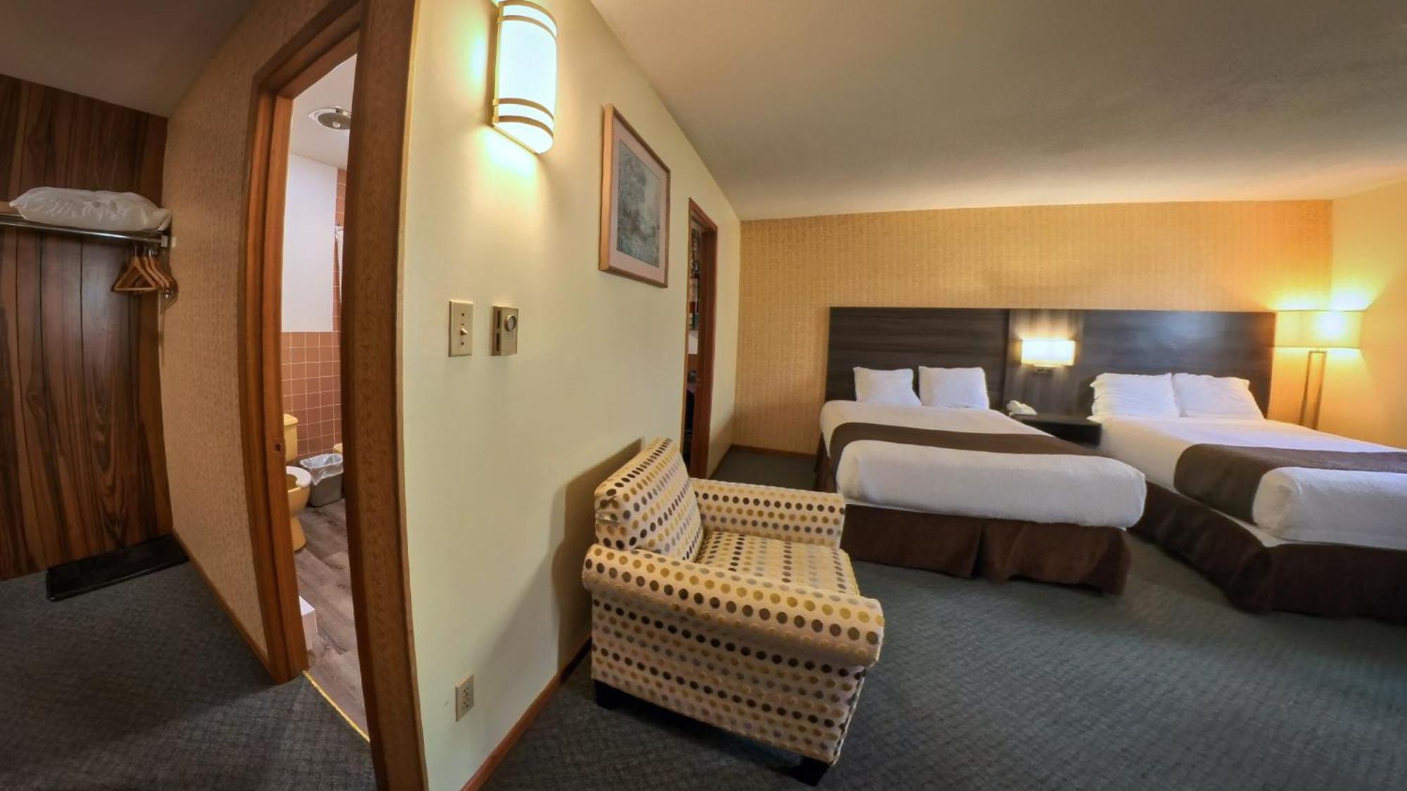 Maple Leaf Inn & Suites Кінкардайн Екстер'єр фото