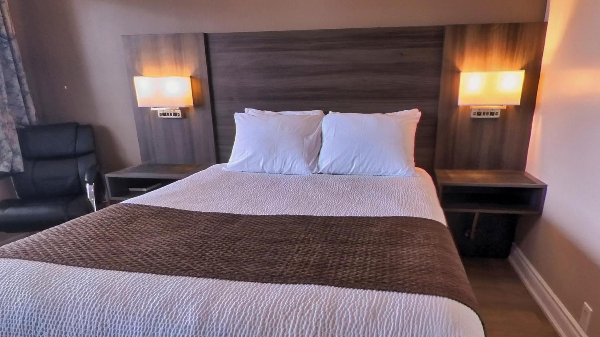Maple Leaf Inn & Suites Кінкардайн Екстер'єр фото